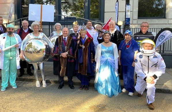 The International Year of Glass was celebrated at this year’s Lord Mayor’s show this past weekend (12 November). Thanks to a contribution from British Glass and other members of the glass industry.